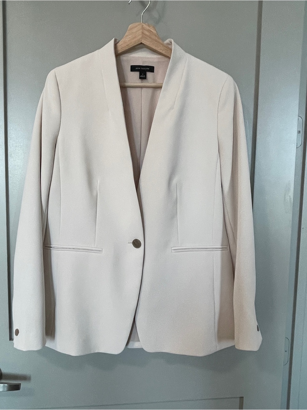 Ann Taylor Women's Blazer — Size 8
Very good pre-owned condition